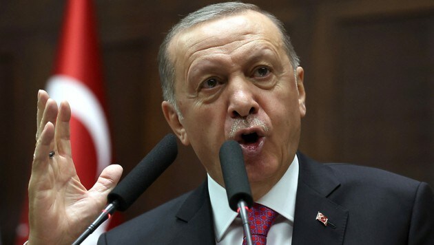 Der türkische Präsident Recep Tayyip Erdogan zieht auch Bodenoffensiven gegen kurdische Stellungen in Syrien und dem Irak in Betracht. (Bild: APA/AFP/Adem Altem)