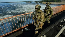 Russische Soldaten beim Staudamm in Nowa Kachowka (Bild: APA/AFP/Olga MALTSEVA)