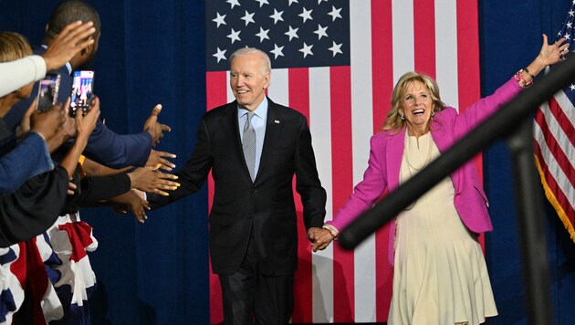 US-Präsident Joe Biden and First Lady Jill Biden bei einer Wahlkampfveranstaltung anlässlich der Kongresswahl (Bild: AFP)