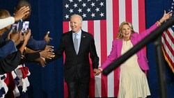 US-Präsident Joe Biden and First Lady Jill Biden bei einer Wahlkampfveranstaltung anlässlich der Kongresswahl (Bild: AFP)