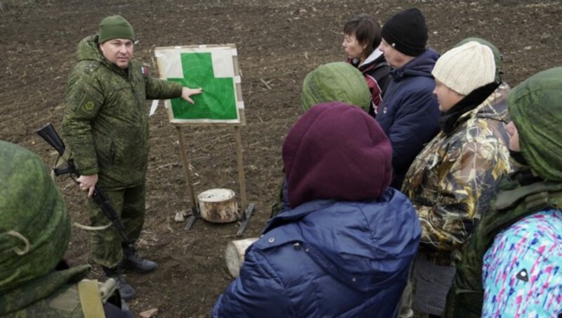 In Russland können auch Freiwillige und Zivilisten an Militärtrainings teilnehmen, wie hier in der Region Rostow. (Bild: AFP)