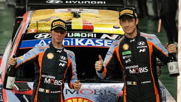 Thierry Neuville (r.) mit seinem Co-Piloten Martijn Wydaeghe (Bild: APA/AFP/Toshifumi KITAMURA)