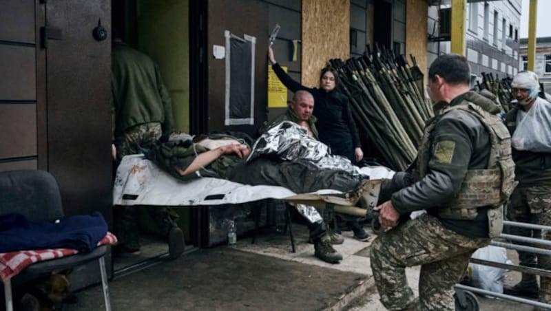 Ukrainische Soldaten transportieren in der Region Donezk einen verwundeten Kollegen in ein Spital. (Bild: Associated Press)