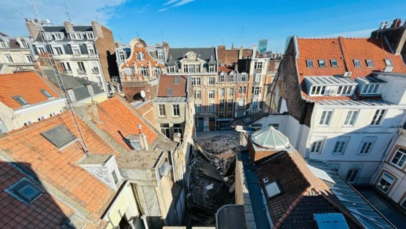 Ein Foto zeigt den Hauseinsturz in Lille (Bild: AP)