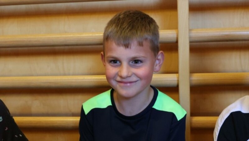 Tobias (9) ist begeistert: "Ich liebe Sport, spiele auch Fußball im Verein. Ich finde die zusätzliche Turnstunde cool. Ich freue mich immer darauf. (Bild: Jauschowetz Christian)