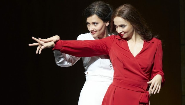 Fenja Lukas als Almirena (l.) mit Ilona Revolskaya als Armida (Bild: Herwig Prammer)