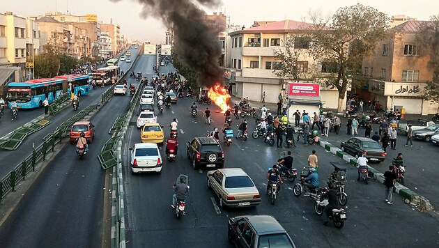 Die Flammen des Protests lodern im Iran weiter, während die Strafen immer drakonischer werden. (Bild: AP)