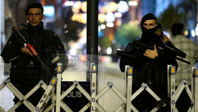 Ein massives Aufgebot an Sicherheitskräften säumt das Zentrum von Istanbul nach der Explosion. (Bild: AP)