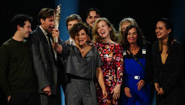 Anita Vulesica jubelt in der Kategorie „Beste Bundesländer-Aufführung“ beim 23. Wiener Theaterpreis Nestroy am Sonntag 13. November 2022, in Wien. (Bild: APA/EVA MANHART)