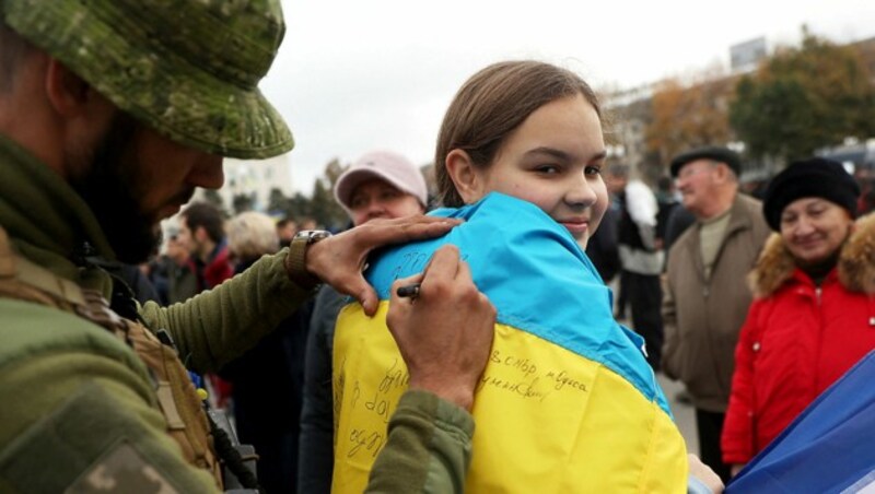 Die Feierlichkeiten im befreiten Cherson gehen weiter. (Bild: APA/AFP)