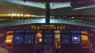 Ein Flugzeugcockpit ist ein hochkomplexer Arbeitsplatz, an dem es die meisten Instrumente doppelt gibt – für Pilot und 1. Offizier. (Bild: travelview - stock.adobe.com)