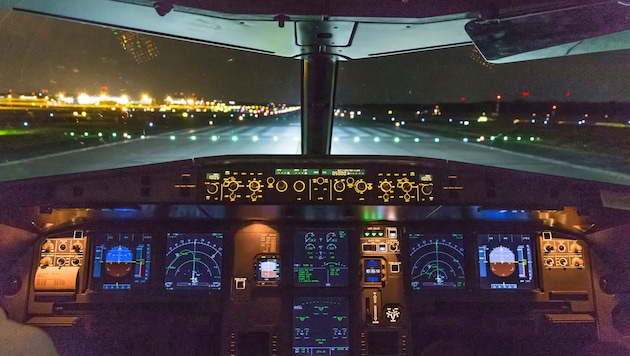 Ein Flugzeugcockpit ist ein hochkomplexer Arbeitsplatz, an dem es die meisten Instrumente doppelt gibt – für Pilot und 1. Offizier. (Bild: travelview - stock.adobe.com)