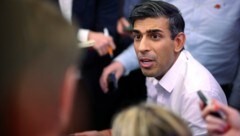 Britain‘s Prime Minister Rishi Sunak meets the media aboard a plane on his way to the G20 meeting in Bali, Sunday, Nov. 13, 2022. (Leon Neal/Pool Photo via AP) (Bild: AP)