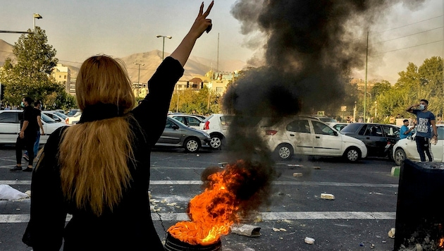 Tausenden Demonstranten droht im Iran die Hinrichtung - dennoch reißen die Proteste gegen das Regime nicht ab. (Bild: AP/Middle East Images)