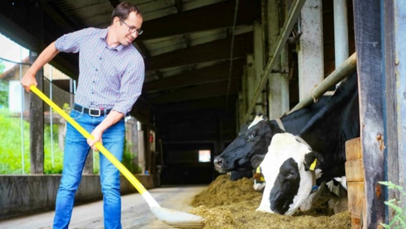 Florian Mayr ist Bio-Landwirt in Altenberg bei Linz: „Natürliche Futterzusätze mindern Methanausstoß.“ (Bild: Horst Einöder/Flashpictures)