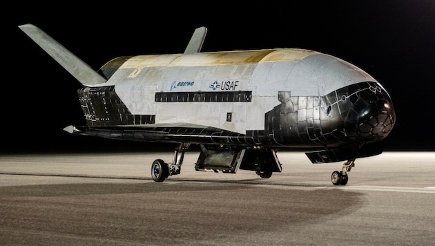 Das US-Militär will im Dezember sein mysteriöses Mini-Shuttle X-37B (Bild) erneut zu einem Testflug ins All schicken. (Bild: United States Space Force/Adam Shanks)