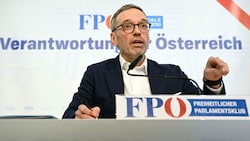 FPÖ-Chef Herbert Kickl holte am Montag auf einer Pressekonferenz wieder einmal zum Rundumschlag gegen die politischen Gegner aus. (Bild: APA/HELMUT FOHRINGER)