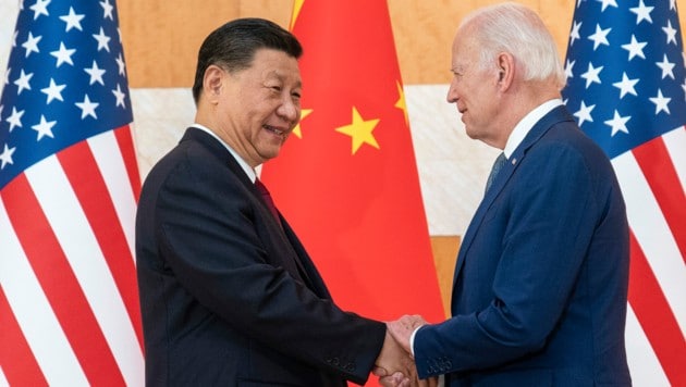 Trotz aller Diskrepanzen im Vorfeld verlief die Begrüßung zwischen Biden und Xi freundschaftlich. (Bild: AP/Alex Brandon)