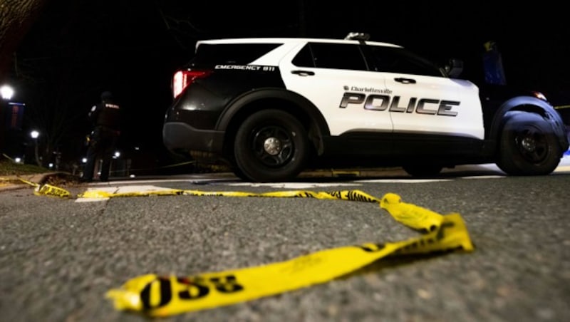 Die Polizei am Tatort in Charlottesville - der Täter konnte flüchten. (Bild: AP)