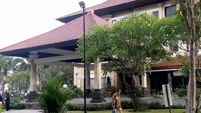 Der Eingang des Krankenhauses auf Bali (Bild: AP)