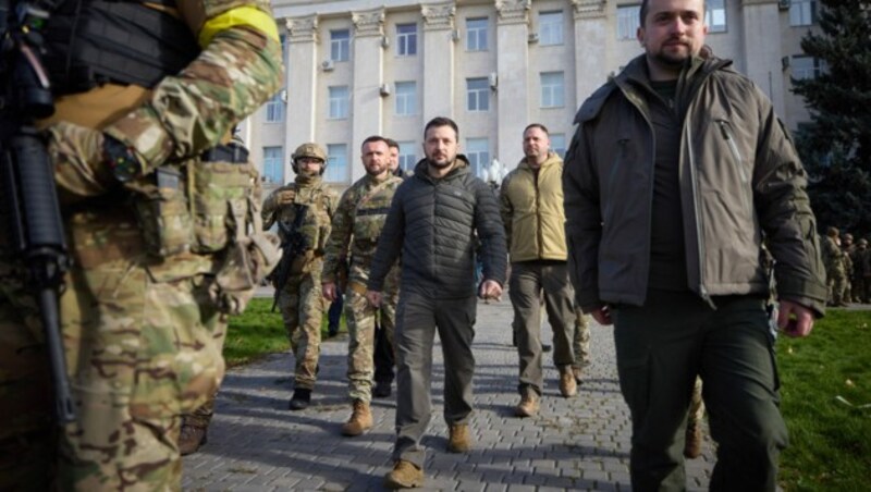 Das ukrainische Präsidialamt veröffentlichte Bilder von Selenskyjs Besuch (Bild: APA/AFP/UKRAINIAN PRESIDENTIAL PRESS SERVICE/Handout)