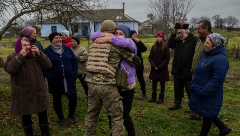 Ein ukrainischer Soldat umarmt seine Mutter, nachdem ihr Heimatdorf im Gebiet Cherson befreit wurde. (Bild: AP)