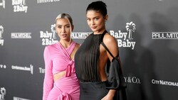 Kim Kardashian und Kylie Jenner bei der Baby2Baby Gala in Hollywood (Bild: 2022 Getty Images)