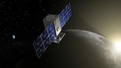 Künstlerische Illustration: Der NASA-Kleinsatellit „Capstone“ auf seiner Umlaufbahn um den Mond (Bild: NASA/Daniel Rutter)
