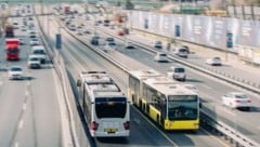 Schnellbusse auf den heimischen Autobahnen sollen den Pendlerverkehr mit NÖ noch besser leiten. (Bild: Aleksey Savin)