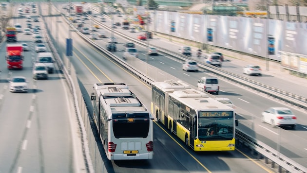 Schnellbusse auf den heimischen Autobahnen sollen den Pendlerverkehr mit NÖ noch besser leiten. (Bild: Aleksey Savin)