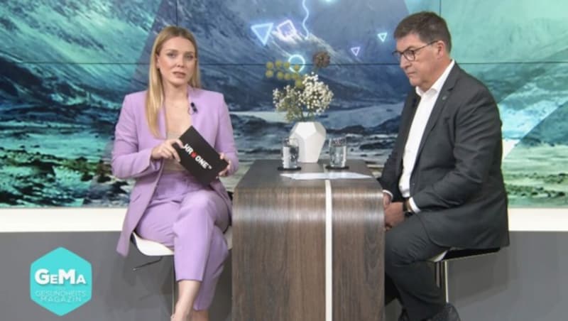 krone.tv-Moderatorin Raphaela Scharf im Talk mit ÖGK-Chefarzt Dr. Andreas Krauter. (Bild: Krone KREATIV)