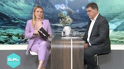 krone.tv-Moderatorin Raphaela Scharf im Talk mit ÖGK-Chefarzt Dr. Andreas Krauter. (Bild: Krone KREATIV)