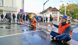 Die Klebe-Aktivisten nerven Autofahrer und Politik im Land. (Bild: Sepp Pail)