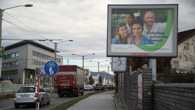 Das Plakat der Wiener Kliniken in der Münchner Bundesstraße ist eines von vielen, das man dieser Tage in der Stadt Salzburg sieht. (Bild: Tröster Andreas)