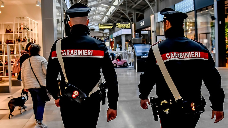 Polizei in einem Einkaufszentrum in Italien (Archivbild) (Bild: AP)