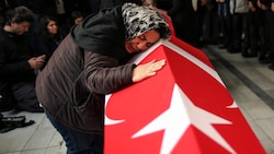 Angehörige und Freunde von Opfern, die am Sonntag bei einer Explosion auf der Istiklal-Allee ums Leben kamen, nehmen am Montag in Istanbul an ihrer Beerdigung teil. (Bild: ASSOCIATED PRESS)