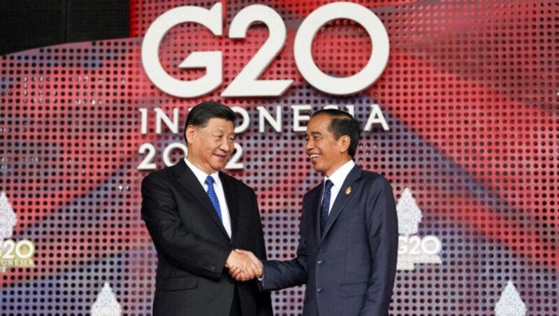 Gastgeber Widodo (re.), China Staatschef Xi (Bild: APA/AFP/POOL/KEVIN LAMARQUE)