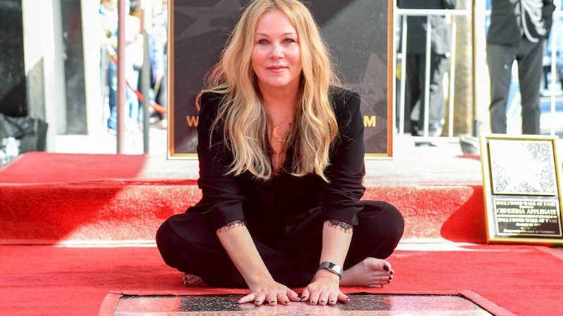 Christina Applegate wurde mit einem Stern am „Walk of Fame“ ausgezeichnet. Die Schauspielerin, die mit einem Gehstock zur Zeremonie kam, leidet an Multipler Sklerose. (Bild: AFP)