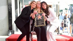 Christina Applegate kam mit Gehstock zur „Walk of Fame“-Zeremonie, Liz Feldman und Linda Cardellini gratulierten zum Stern. (Bild: AFP)