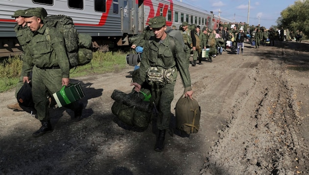 Russische Soldaten kommen mit dem Zug an. (Bild: The Associated Press)