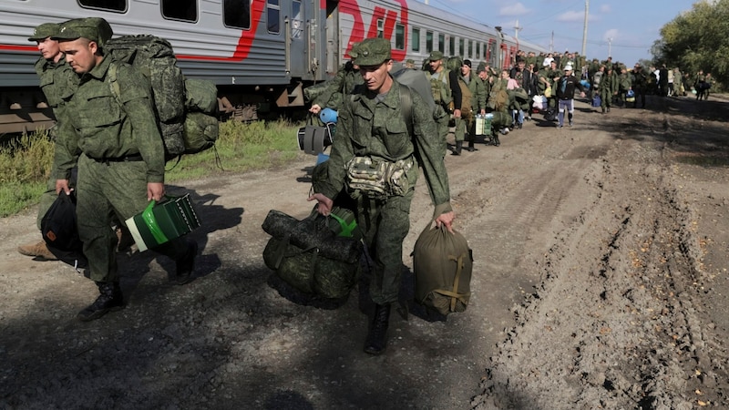 Russische Soldaten kommen mit dem Zug an. (Bild: The Associated Press)