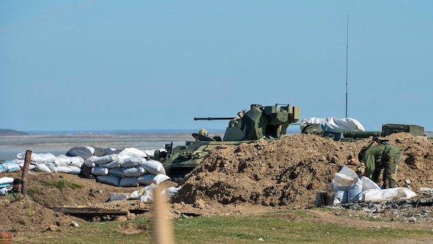 Ein russischer Checkpoint in Henitschesk (Archivbild) (Bild: AFP PHOTO/DMITRY SEREBRYAKOV)