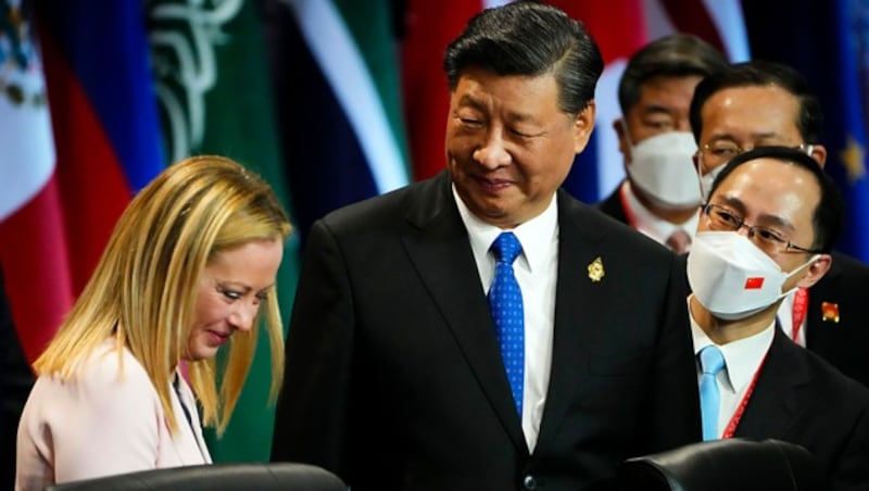 Meloni beim Smalltalk mit Chinas Staatschef Xi Jinping am Rande des G20-Treffens (Bild: AP)