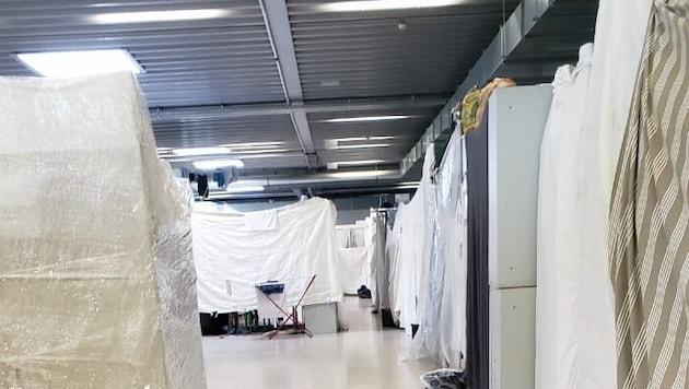 Mit Decken, Planen und Tüchern hängen die Asylwerber in Frankenburg ihre Schlafbereiche ab. (Bild: zVg)