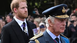 König Charles und Sohn Prinz Harry (Bild: AFP)