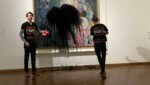 Aktivisten der „Letzten Generation“ haben im Leopold Museum das Klimt-Gemälde beschüttet. (Bild: APA/Letzte Generation Österreich)
