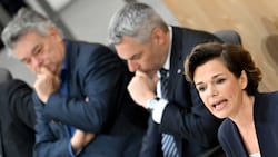 von links: Vizekanzler Werner Kogler (Grüne), Bundeskanzler Karl Nehammer (ÖVP) und SPÖ-Chefin Pamela Rendi-Wagner (Bild: APA/Roland Schlager)
