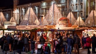 Der Christkindlmarkt am Hauptplatz in Linz bietet mit seinen 48 Ständen ein breitgefächertes Angebot.  (Bild: FOTOKERSCHI.AT/KERSCHBAUMMAYR)