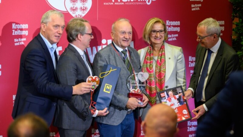 Karl Hinterwallner (Mitte) mit Kulturregion-Chef Martin Lammerhuber, „Krone“-NÖ-Redaktionsleiter Lukas Lusetzky (beide li.), Landeshauptfrau Johanna Mikl-Leitner und „Krone“-Chefredakteur Klaus Herrmann (Bild: ATTILA MOLNAR)