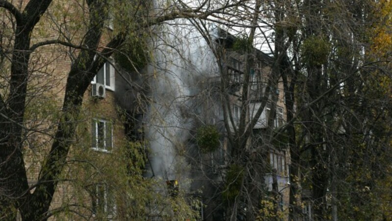 Am Dienstag wurden mehrere Wohnhäuser von Raketen getroffen. (Bild: AP)